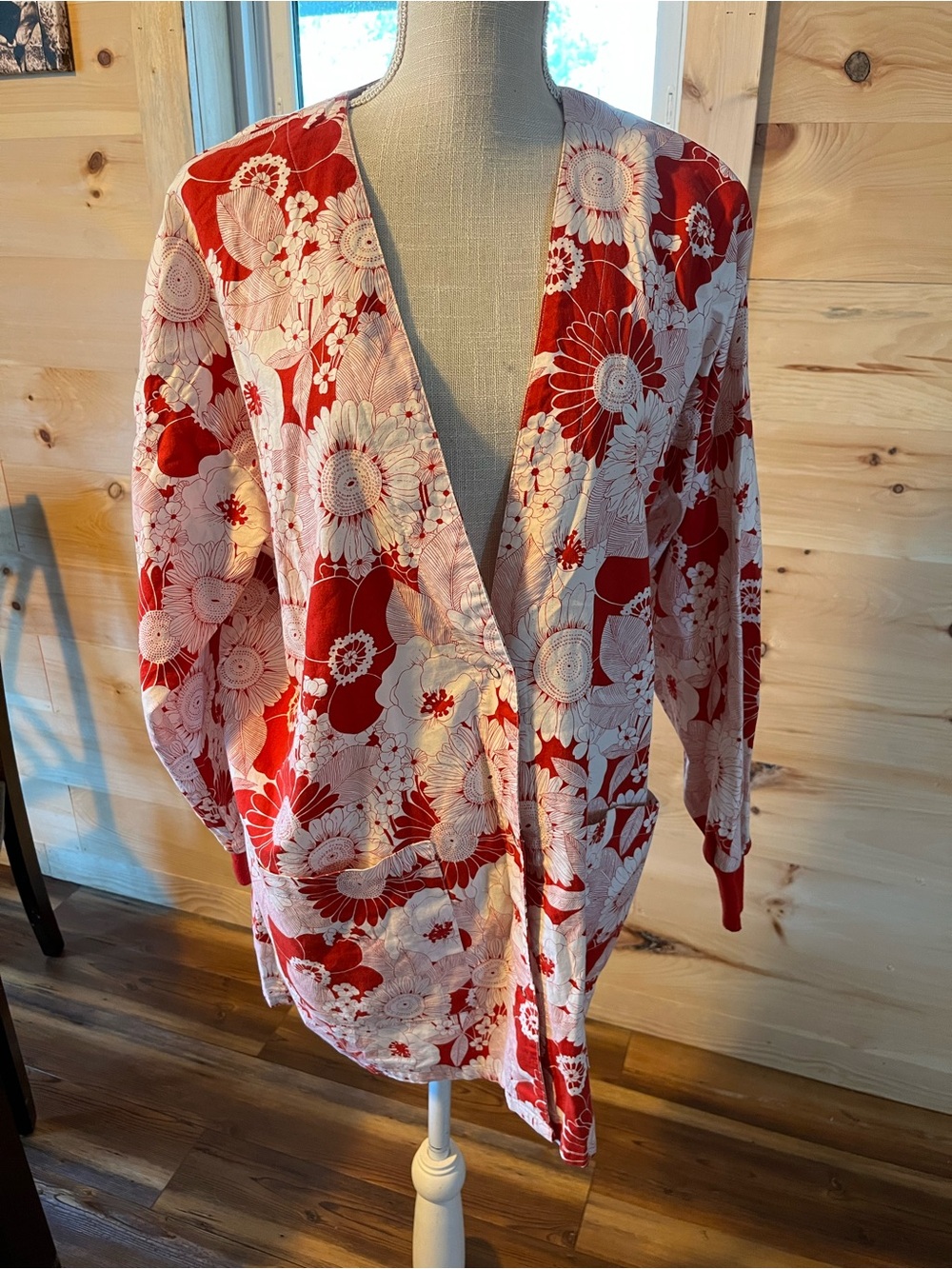 Cotton Scrubs & Co Floral Red & Pink Lightweight Button Scrub Top Large